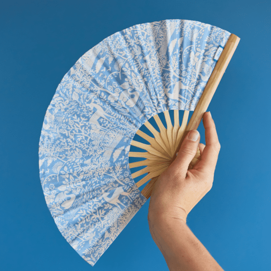 Hand-held fan toile de biche