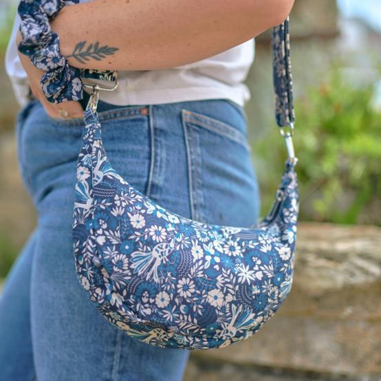 Half-moon bag parade royale