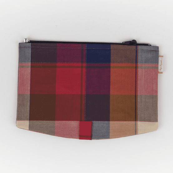 Flap of shoulder bag ruby lurex tartan