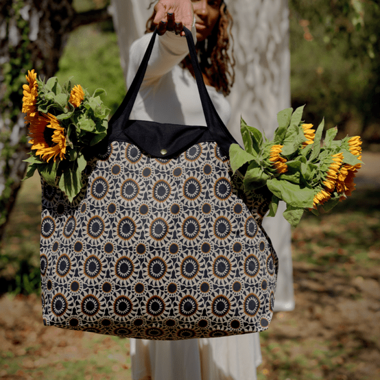 Tote bag with a zip attrape soleil