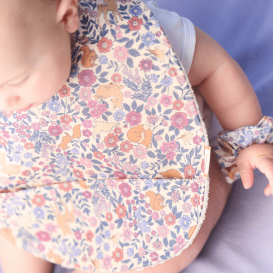Coated fabric bib comptine enchantée rose