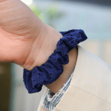 Small scrunchie blue english embroidery