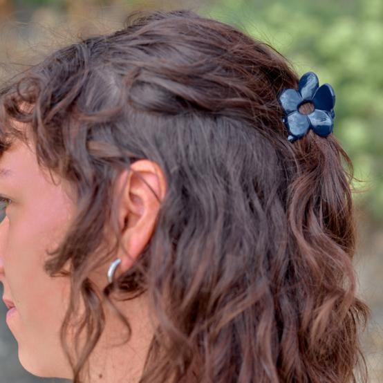 Small Flower Hair Clip lacquered navy