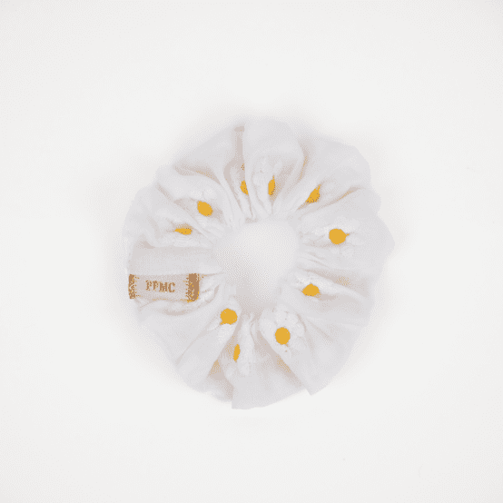 Small scrunchie white daisies