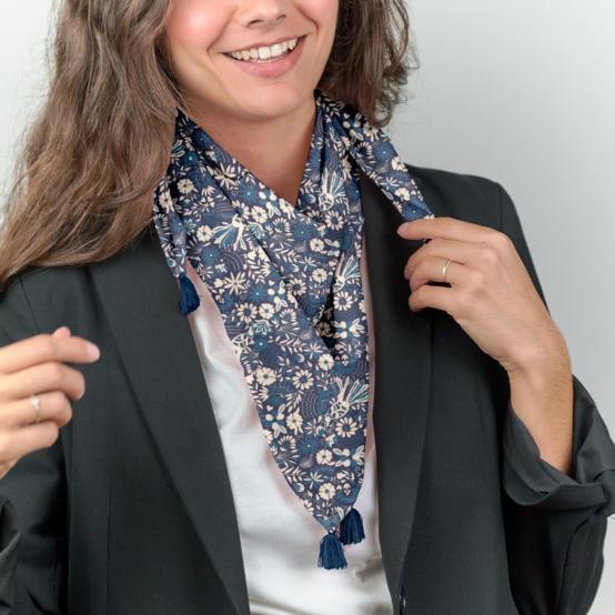Small pom pom scarf parade royale
