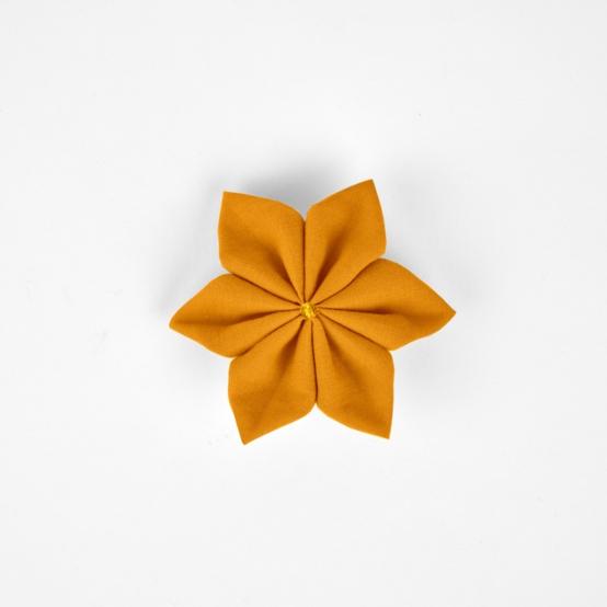 Star flower 4 hairslide ochre