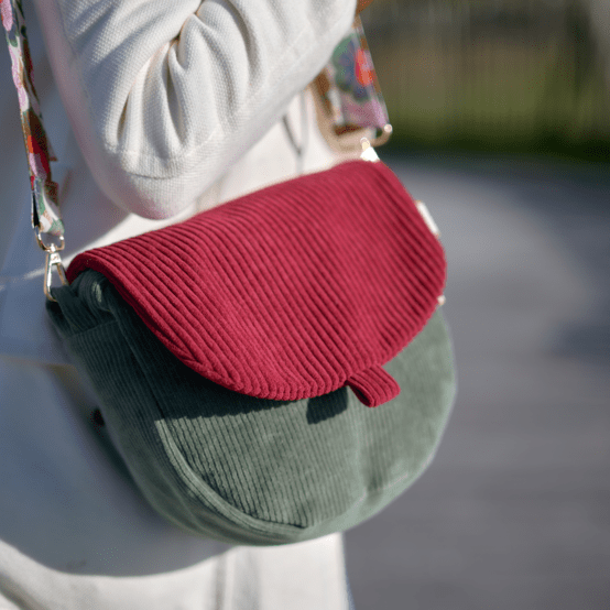 Flap of small shoulder bag burgundy large corduroy