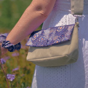 Flap of shoulder bag lavandula