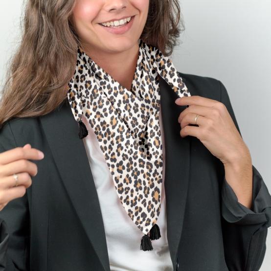 Small pom pom scarf leopard