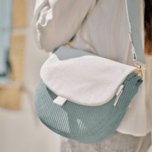 Flap of small shoulder bag beige pailleté