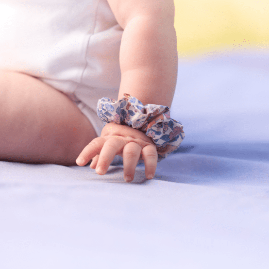 Small scrunchie comptine enchantée rose