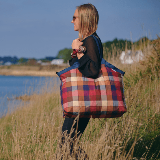 Tote bag with a zip ruby lurex tartan