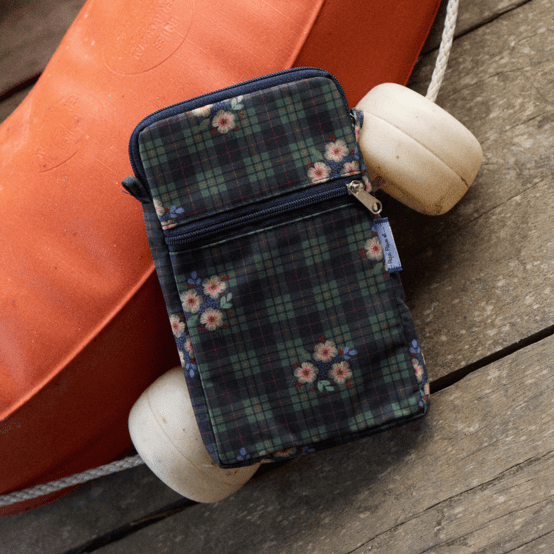 Quilted phone pocket tartan fleuri
