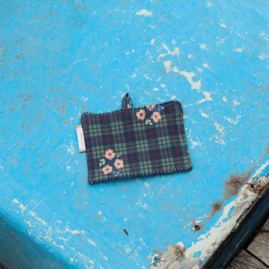 Badge Holder tartan fleuri
