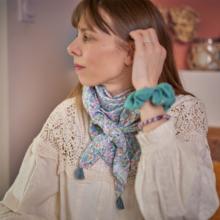 Pom pom scarf pastel fleuri