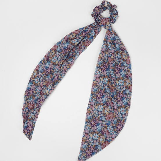 Long tail scrunchie bloom 70