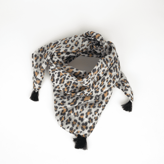Small pom pom scarf leopard
