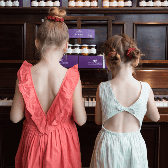Small scrunchie gaze pois or grenat