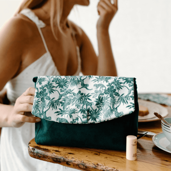 Flap of shoulder bag jungle vintage