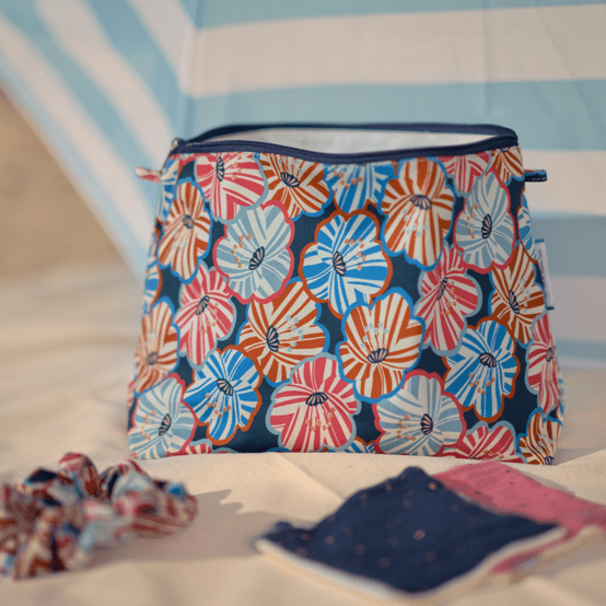Cosmetic bag with flap anémones rayées