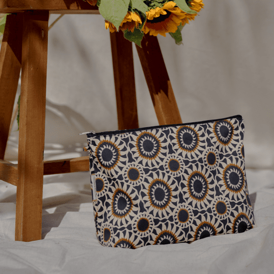 Cosmetic bag with flap attrape soleil