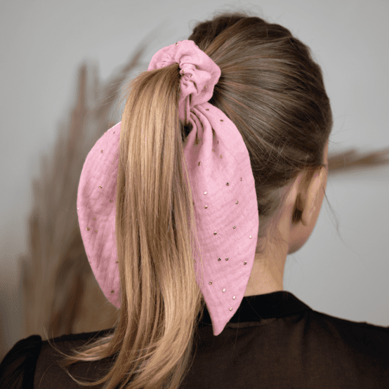 Short tail scrunchie gaze pois or rose thé