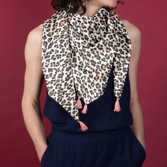 Pom pom scarf leopard