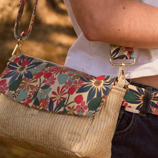 Flap of shoulder bag cerise en fleur