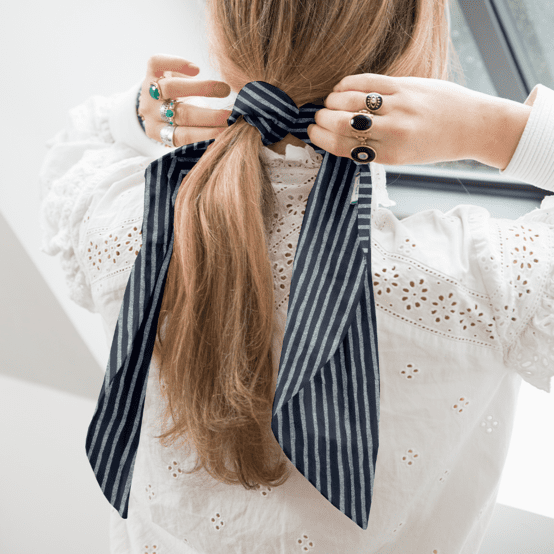 Long tail scrunchie striped silver dark blue
