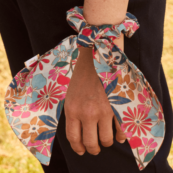 Short tail scrunchie cerise en fleur