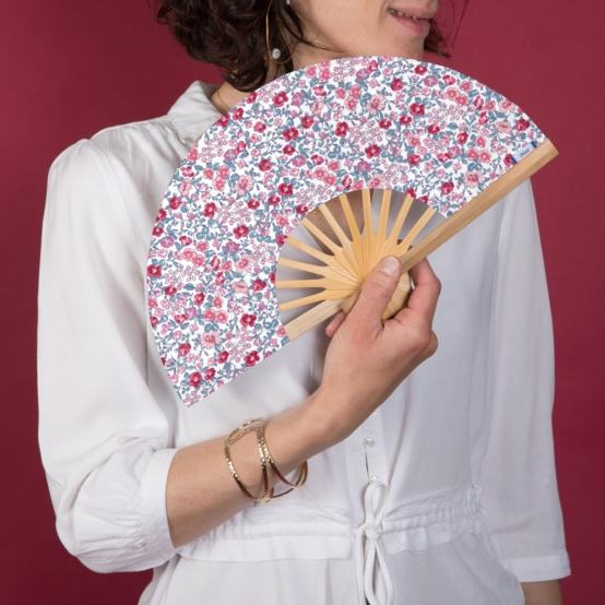 Hand-held fan rose grenadine