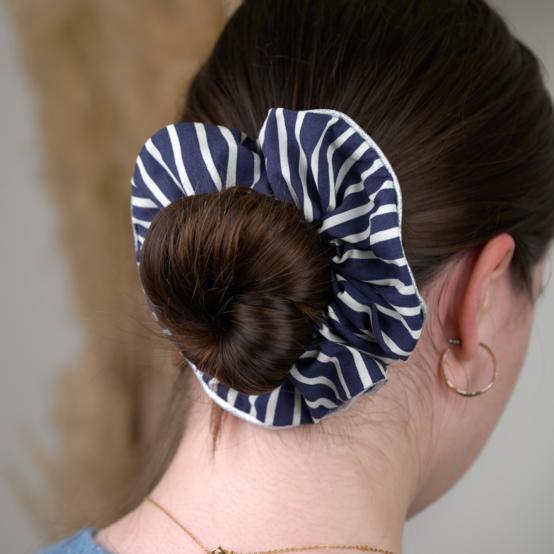 Large Piping Scrunchie striped  ivory navy