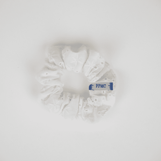 Small scrunchie starry white english embroidery 