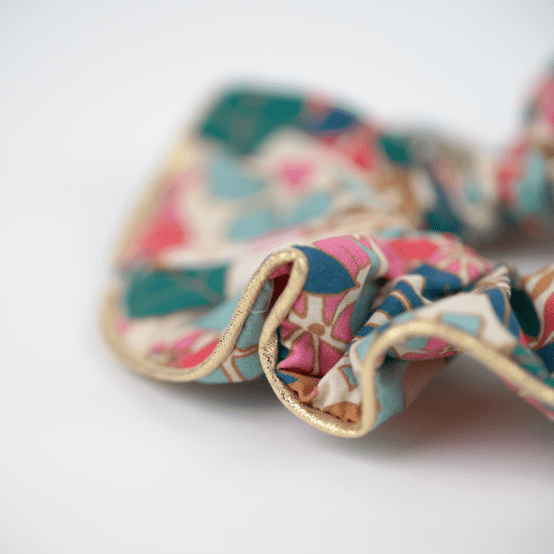 Large Piping Scrunchie cerise en fleur