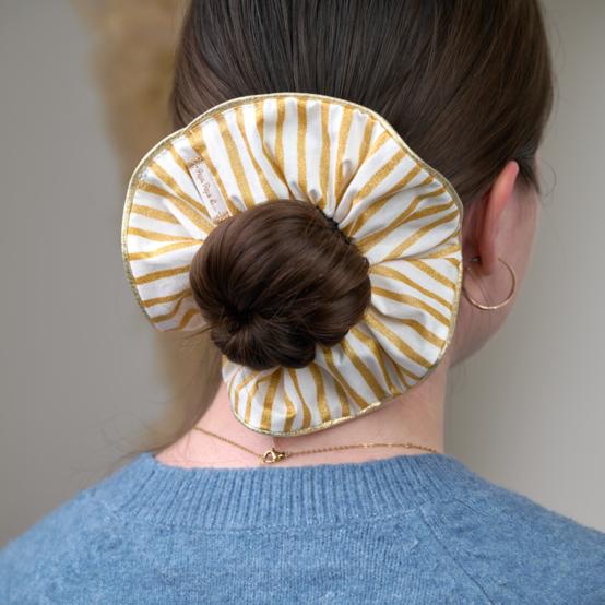 Large Piping Scrunchie rayé or blanc