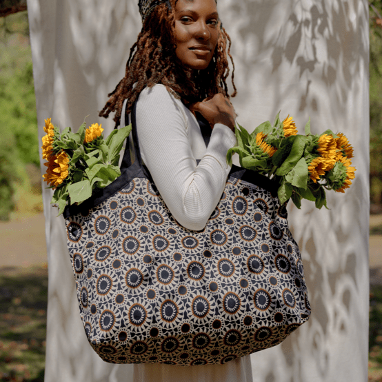 Tote bag with a zip attrape soleil