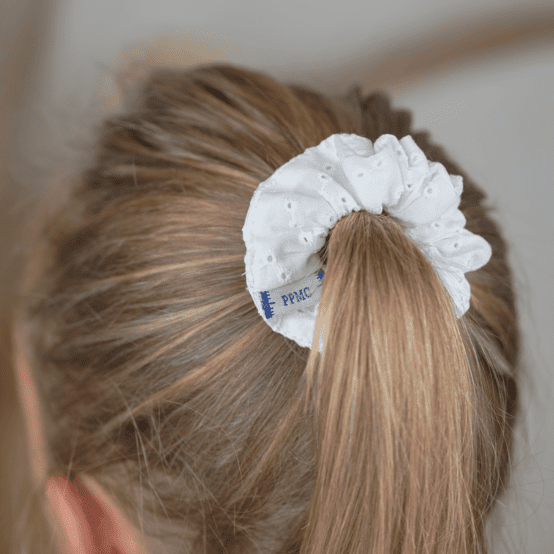 Small scrunchie starry white english embroidery 