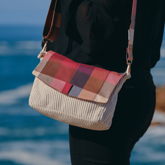 Flap of shoulder bag ruby lurex tartan