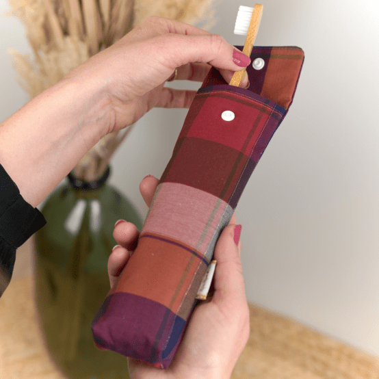 Toothbrush bag ruby lurex tartan