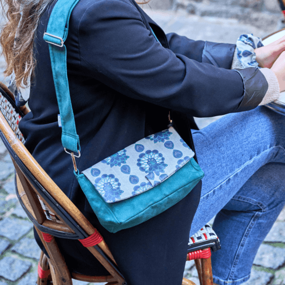 Flap of shoulder bag lotus vert