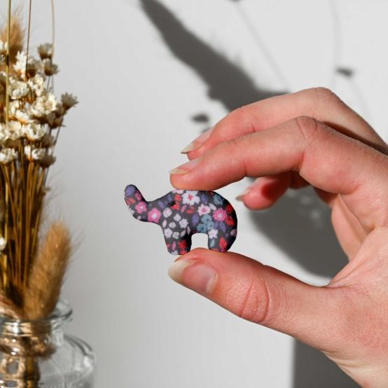 Elephant clip romance fleurie