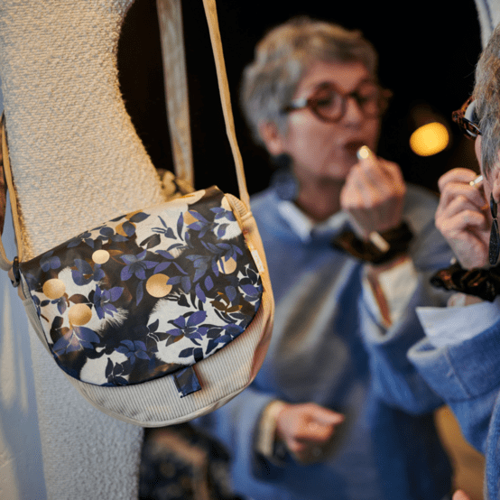 Flap of small shoulder bag flocon doré