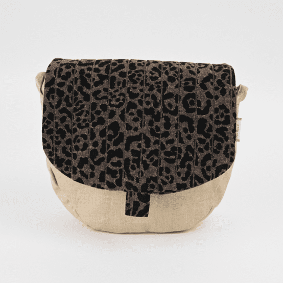 Flap of small shoulder bag mocha quilted leopard