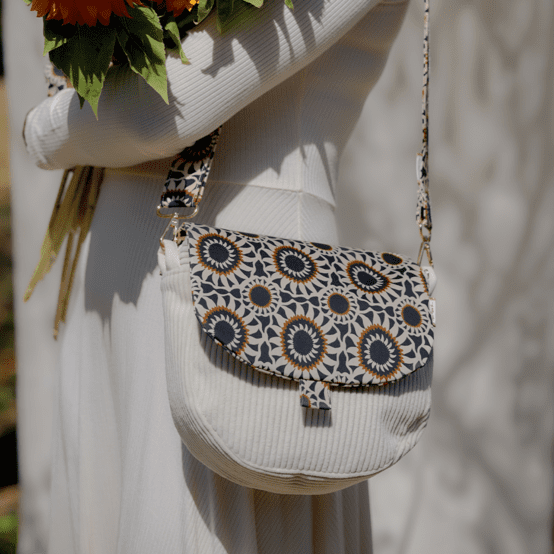 Flap of small shoulder bag attrape soleil