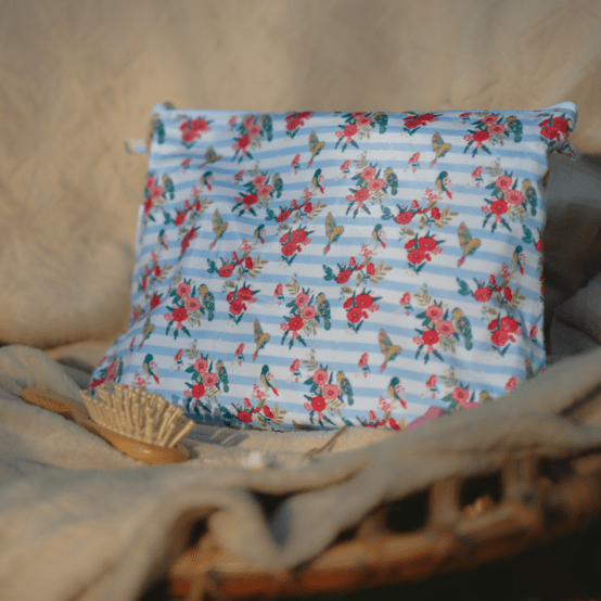 Cosmetic bag with flap horizons fleuris