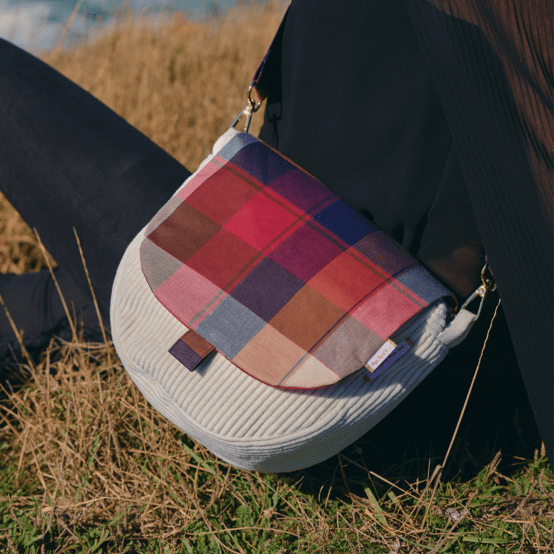 Flap of small shoulder bag ruby lurex tartan