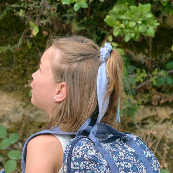 Short tail scrunchie gaze pois or bleu baltique