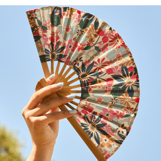Hand-held fan cerise en fleur