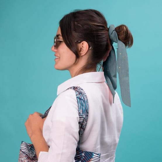 Long tail scrunchie gaze pois or bleu gris