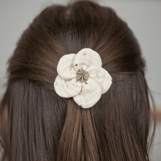 Flower petal hair slide small  gaze pois or écru
